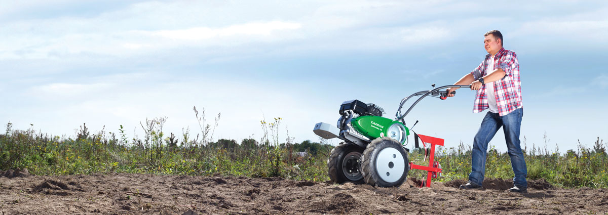 Мотоблок Caiman VARIO 70S TWK+ с навесным оборудованием в работе